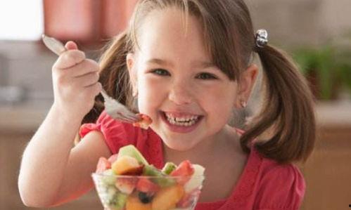 小月龄宝宝吃瓜照,小月龄宝宝甜蜜吃瓜瞬间