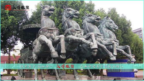 雕像野外吃瓜,野外悠闲时光的定格